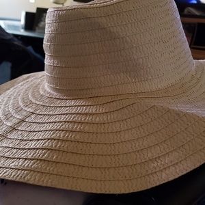 Nice Beach or pool hat worn maybe 15